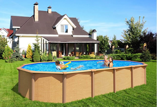 Foto della realizzazione di una piscina fuori terra in acciaio OSMOSE effetto legno