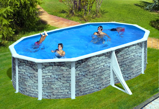 Foto della realizzazione di una piscina fuori terra in acciaio GRE effetto pietra
